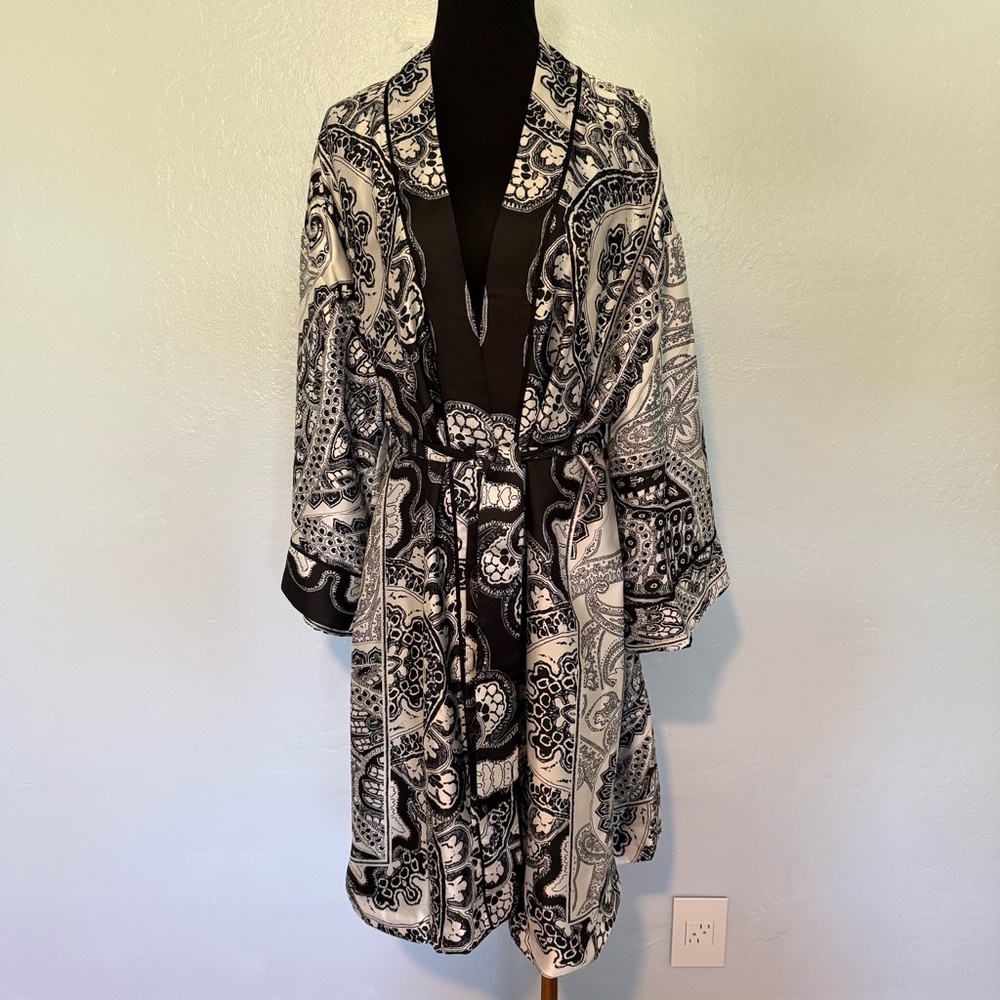 Zara kimono style Robe/ Jacket, silky paisley printed, size small New WT